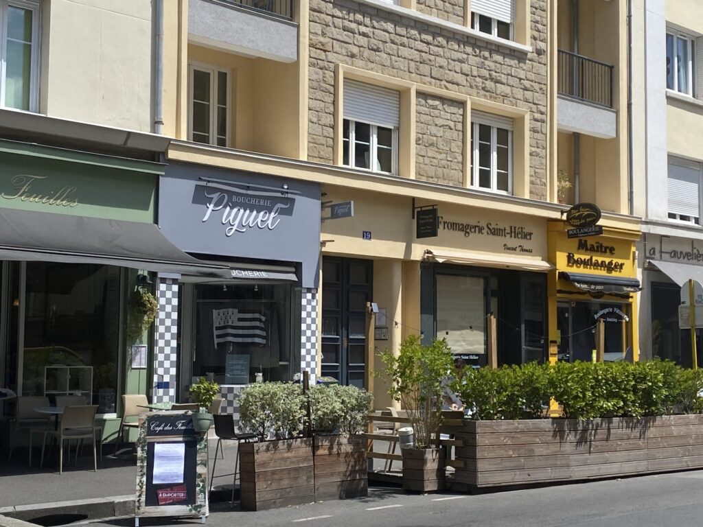 commerces-rue-de-st-helier-residence-parc-st-michel-bati-armor